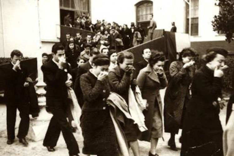 Atasının vefatına kahrolan Türk Halkı.