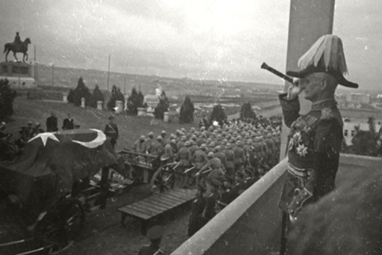 İngiliz Mareşal William Birdwood Atatürk'ü ayakta selamlıyor.