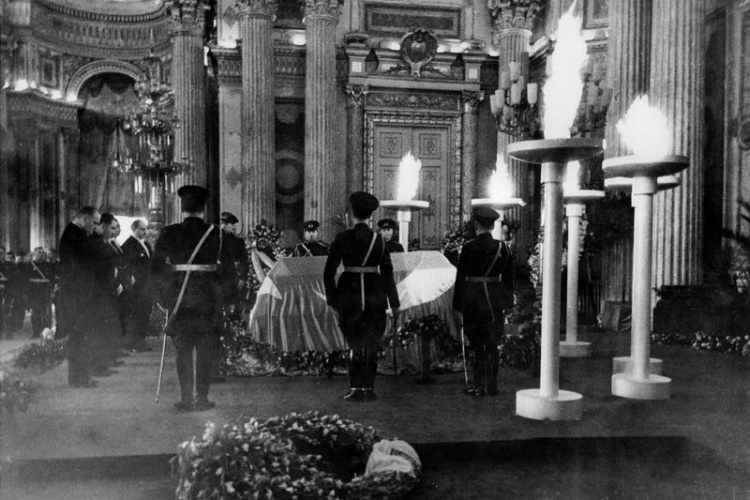 19 Kasım 1938 tarihinde Dolmabahçe Sarayı tören salonunda cenaze namazı kılındı.